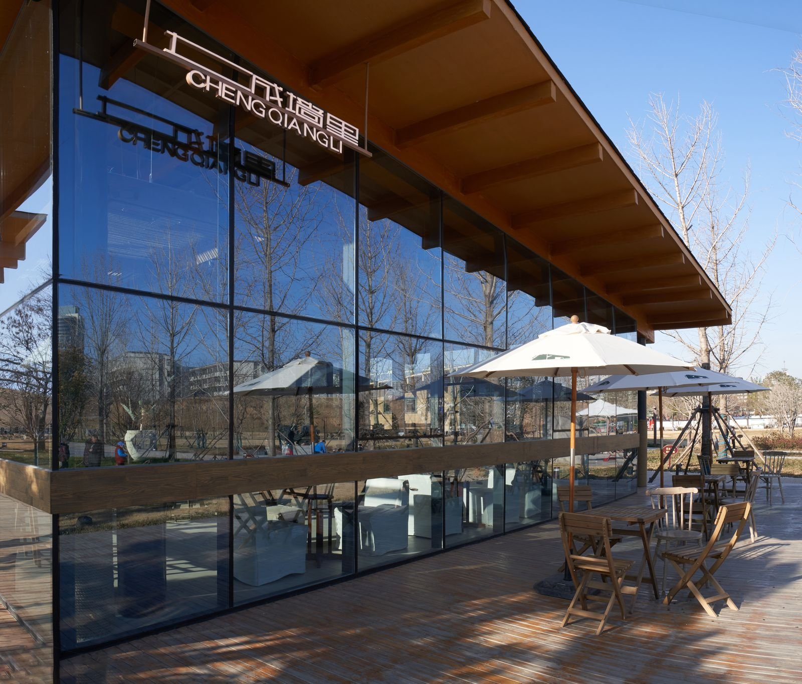 Teras kullanımına açılan gerçek cam cepheli modern restoran